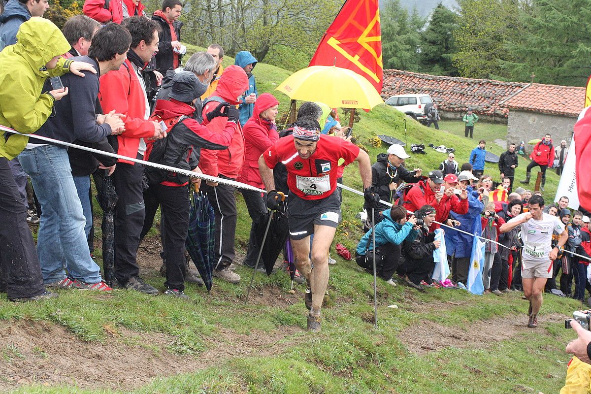 Sancti Spiritutik gora abiatzeko unea, jendearen animo artean. Kilian Jornet ageri da atzean. ZEGAMA-AIZKORRI.