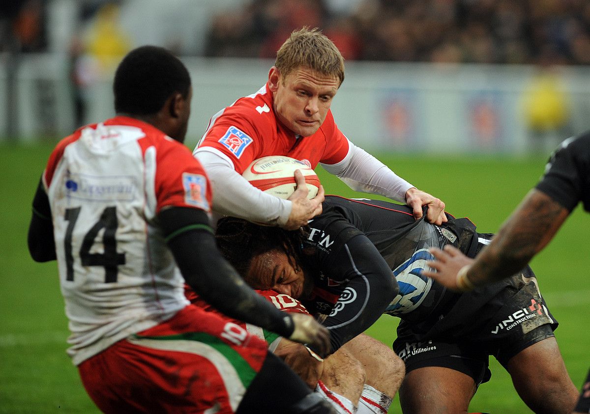 Ian Balshaw Miarritzeko gibelekoa baloia babesteko ahaleginean, Touloneko jokalari baten plakajearen aurrean, bi taldeek Top14ean Miarritzen jokaturiko partidan. GAIZKA IROZ.