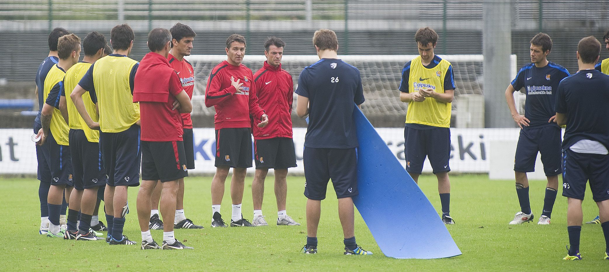 Philippe Montanier, jokalariei azalpenak ematen, Realak denboraldi honetan Zubietan egindako entrenamendu saio batean. ANDONI CANELLADA / ARGAZKI PRESS.