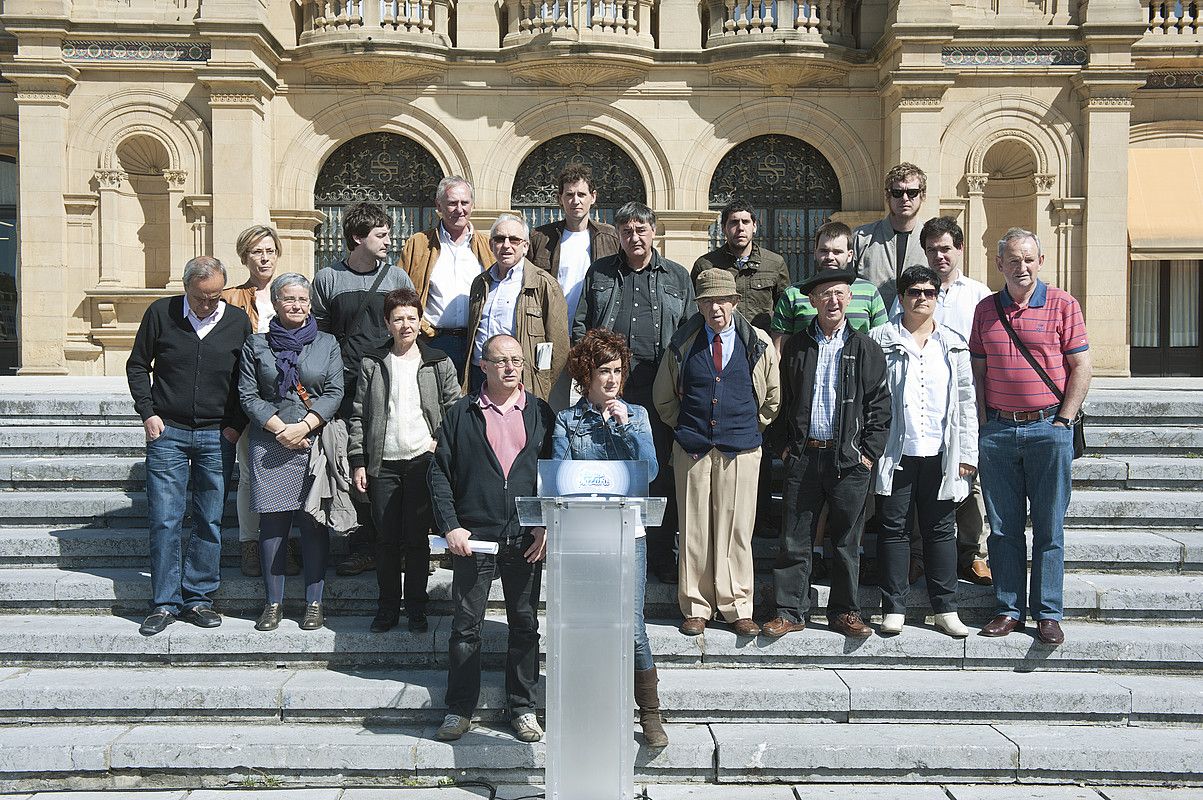 Goazen plazara! ekitaldiarekin bat egin duten hautetsi eta hautetsi ohi batzuk, atzo, Donostian. JON URBE / ARP.