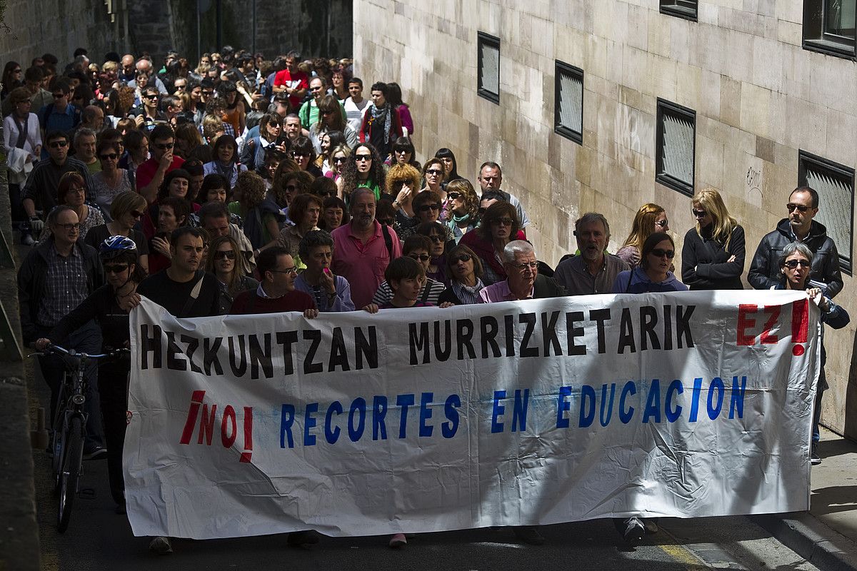 Bileraren ostean manifestazioa egin zuten atzo irakasleek Iruñean. LANDER F. ARROIABE / ARGAZKI PRESS.