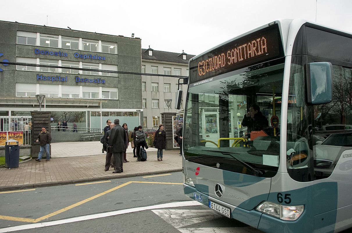 Autobus bat, Donostiako Ospitale parera ailegatzen, artxiboko irudi batean. IMANOL OTEGI / ARGAZKI PRESS.