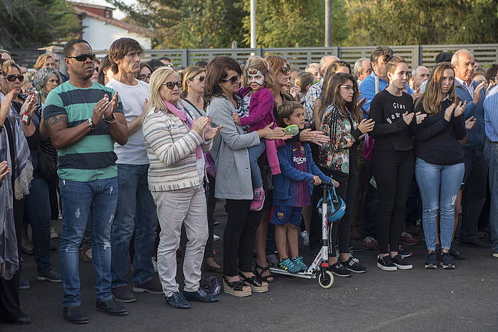 Atzo elkarretaratzea egin zuten Lantaronen, hilketa salatzeko. JUANAN RUIZ, ARGAZKI PRESS