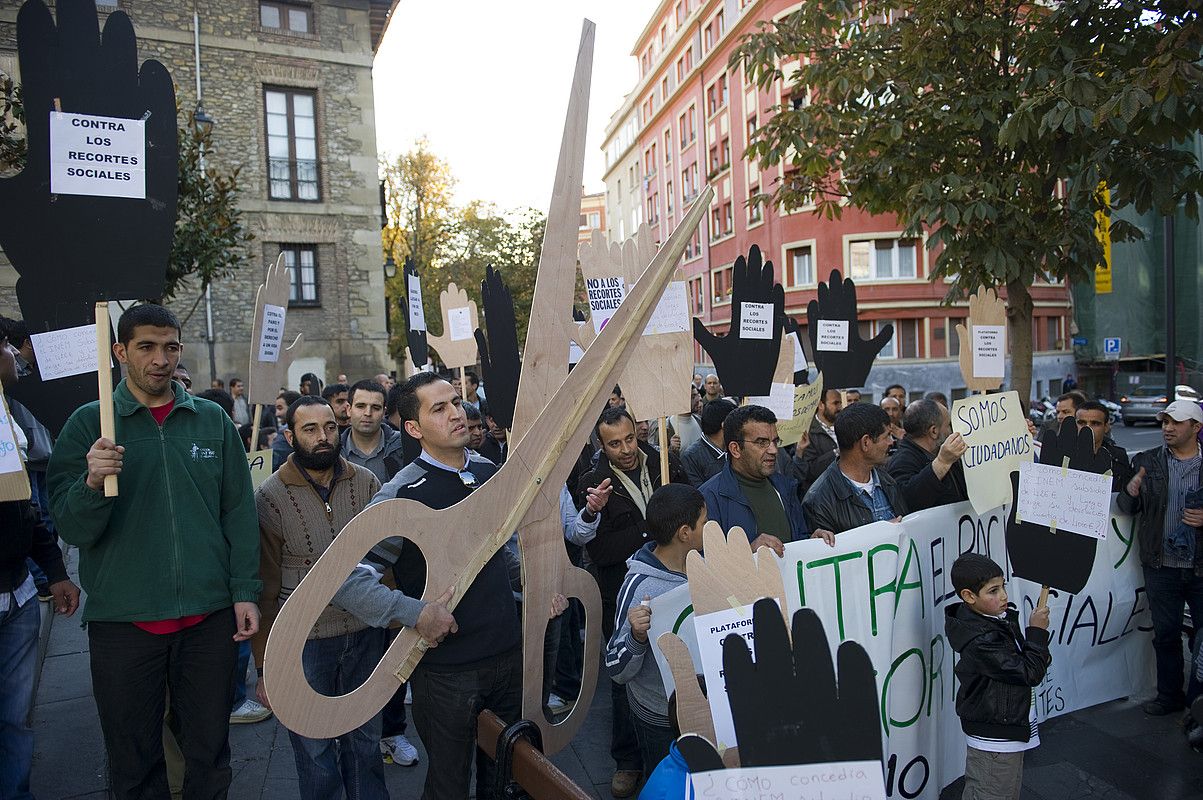 SOS Arrazakeriako kideen protesta bat, Gasteizen, murrizketen aurka. JUANAN RUIZ / ARGAZKI PRESS.