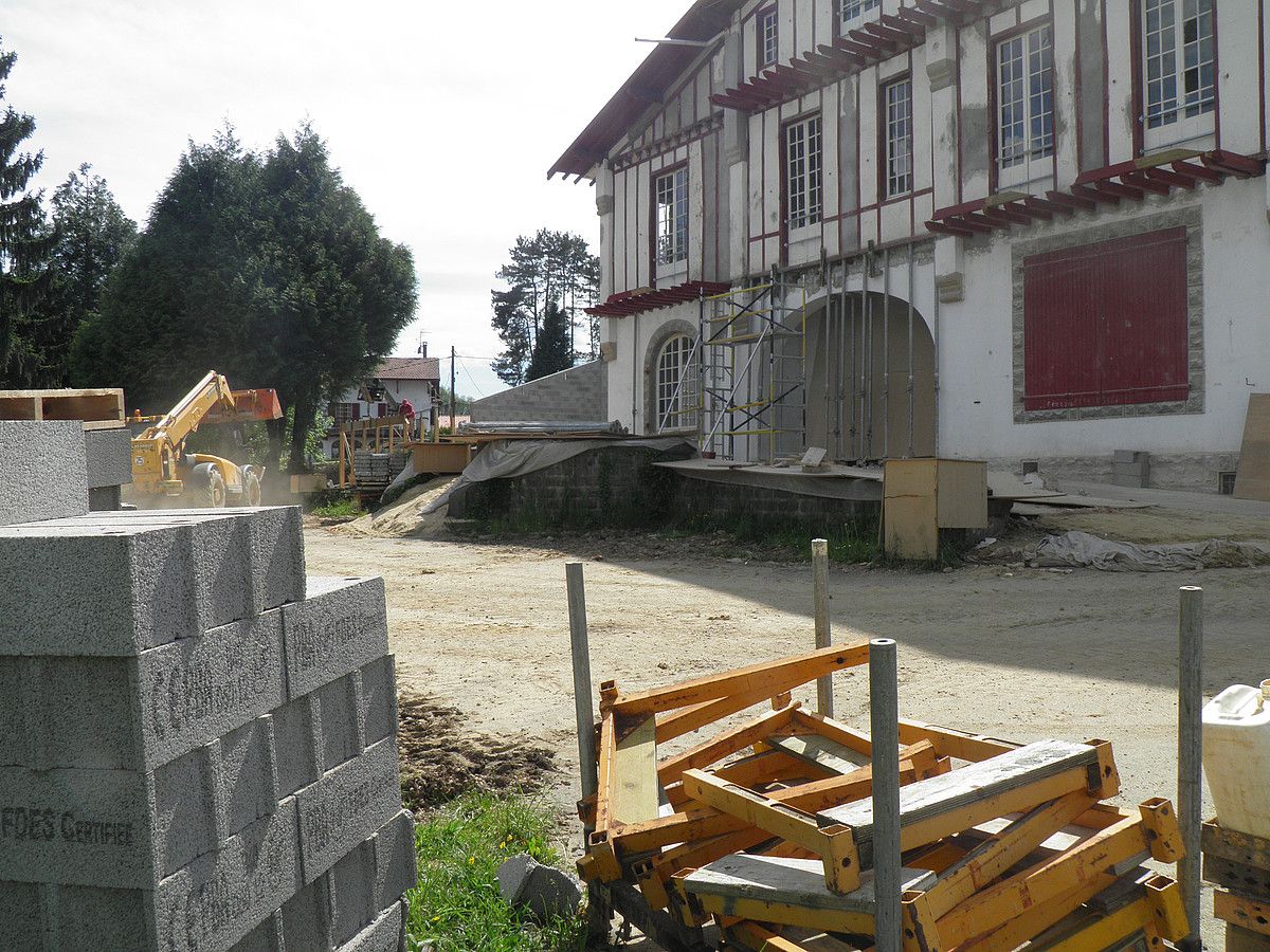 Otsailean hasi ziren Xalbador ikastegiko arraberritze lanak. BERRIA.