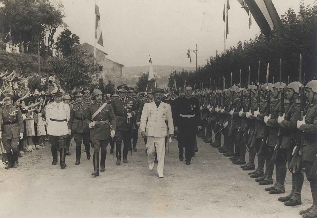 Francisco Franco Hondarribian, 1944. urtean, Erorien Gurutzearen inaugurazioan. HONDARRIBIKO UDALA.