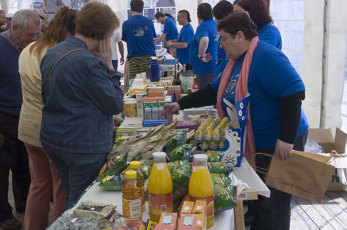 Bidezko Merkataritzaren Egunean Gasteizen antolatutako azoka. JUANAN RUIZ/ ARGAZKI PRESS.