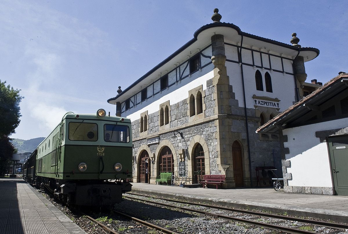 Geltoki izaerari tinko eutsi dio Lizarrako tren geltoki zaharrak. Autobus geltokia da egun. BERRIA.