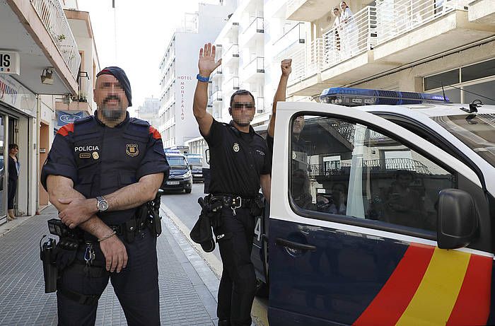 Espainiako Poliziako bi kide, Pinedatik alde egiterakoan. ANDREU DALMAU, EFE