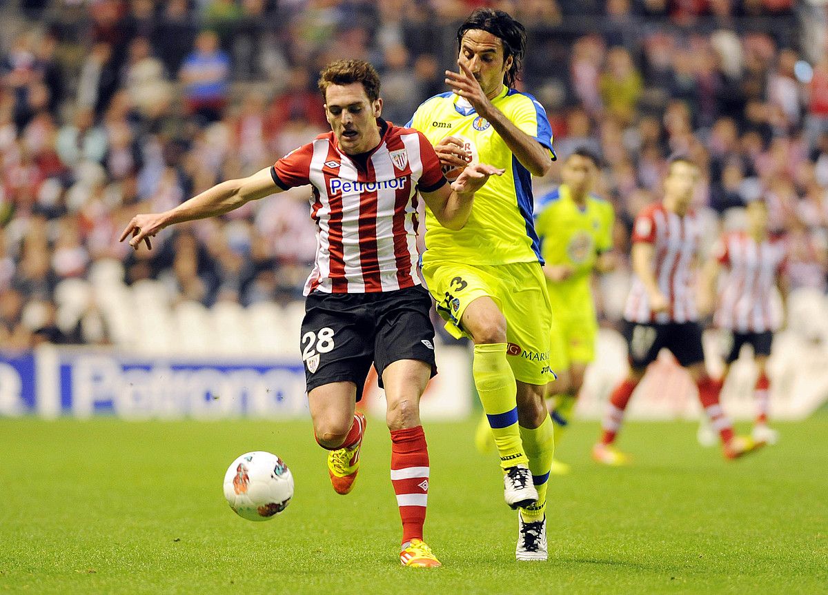 Ibai Gomez Athleticekoa eta Rodriguez Getafekoa baloiaren lehian, atzo, San Mamesen. JON HERNAEZ / ARGAZKI PRESS.