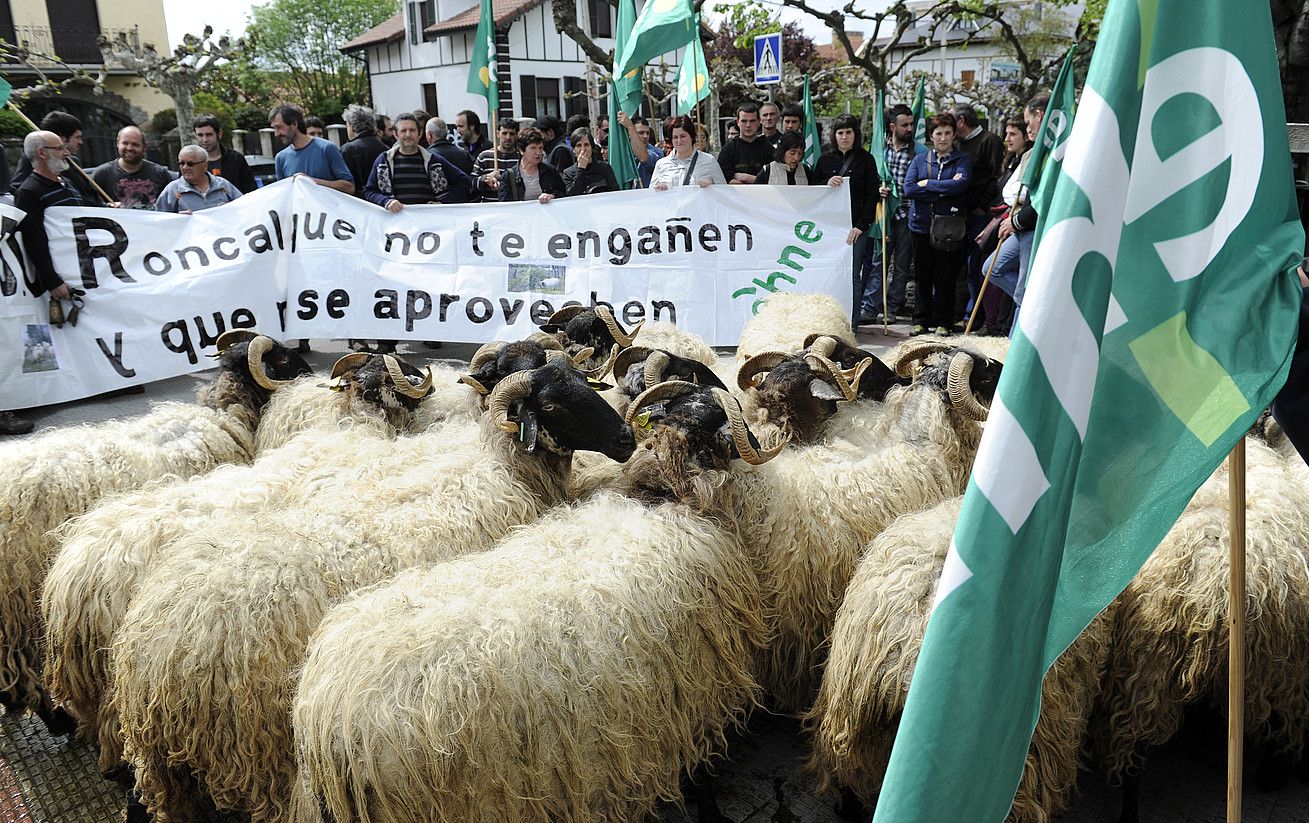 EHNE sindikatuko ordezkarien protesta, Atarrabian, batzordearen egoitzan. JAGOBA MANTEROLA / ARGAZKI PRESS.