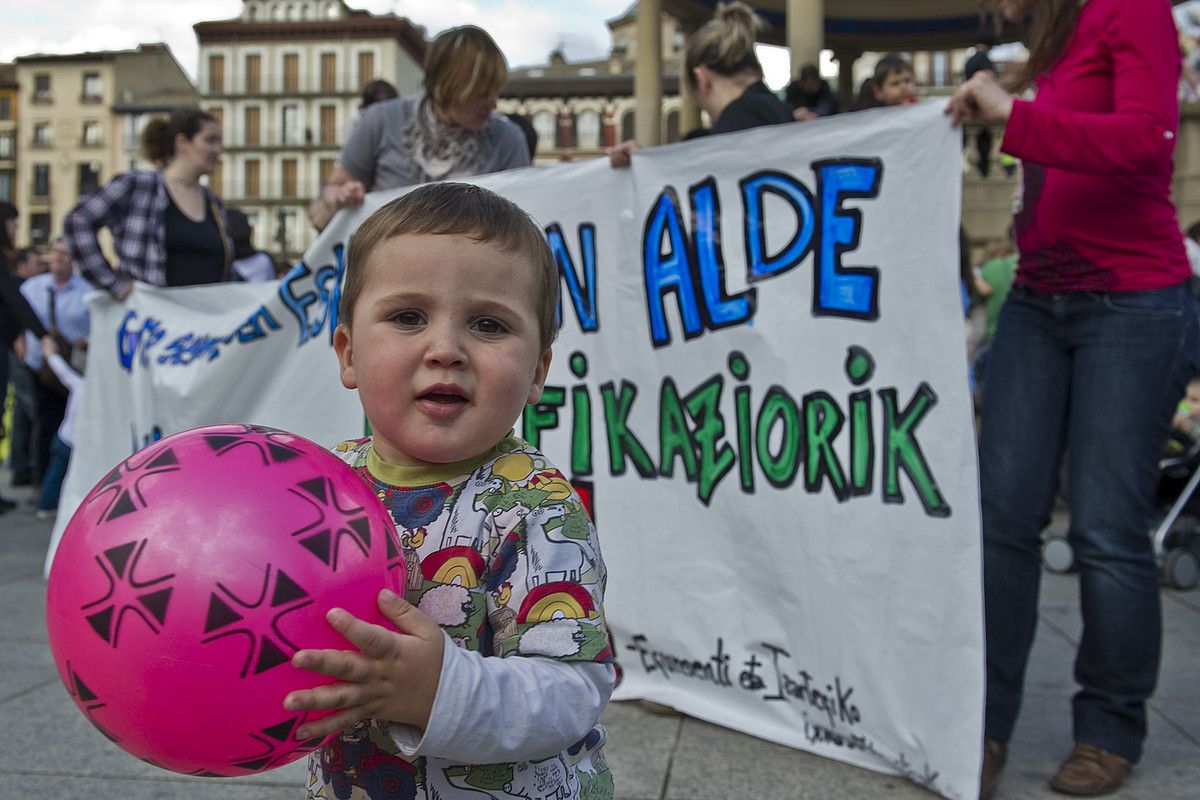 0-3 zikloko gurasoen plataformak Iruñean egindako elkarretaratzea, atzo. LANDER FDEZ. ARROIABE / ARGAZKI PRESS.