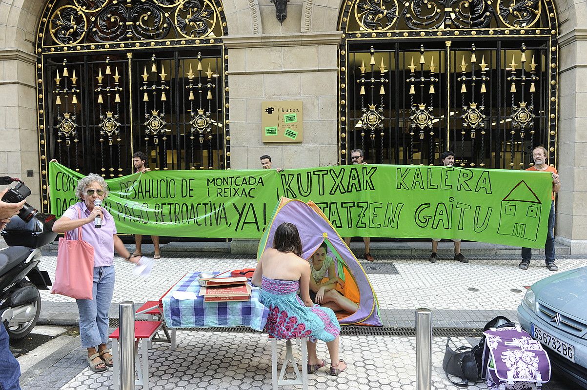 Familia batek iazko irailean Kutxako egoitza nagusiaren atarian eginiko protesta, mailegua ordaindu ez eta etxetik botatzeagatik. ANDONI CANELLADA / ARP.