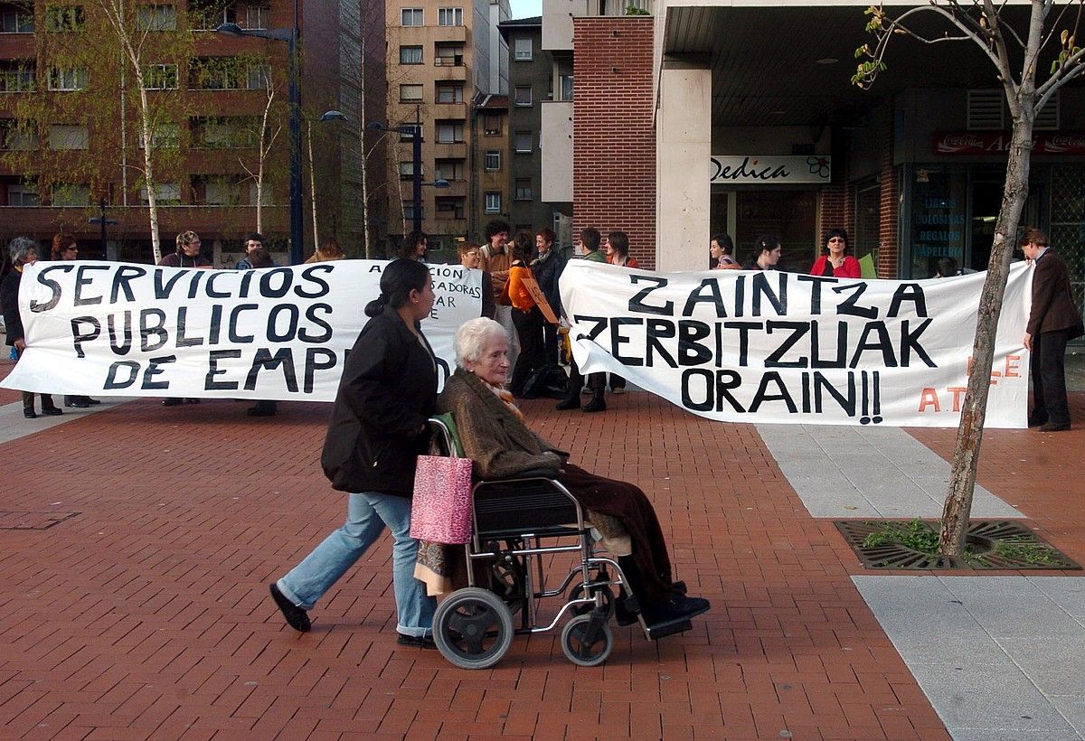 Etxeko langileek salatzen dutenez, askok kontraturik gabe jarduten dute lanean. LUIS JAUREGIALTZO / ARGAZKI PRESS.