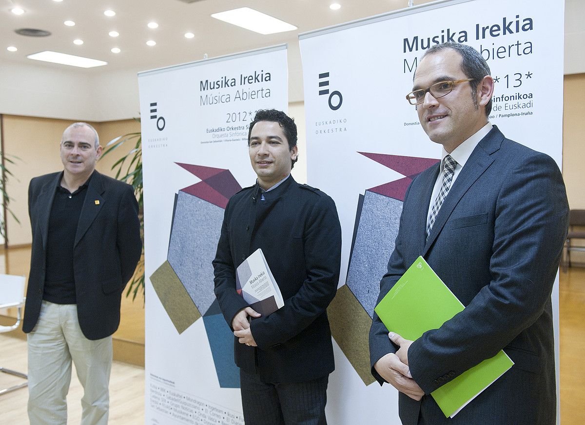 Antonio Rivera, Andres Orozco-Estrada eta Iñigo Alberdi, atzo, EOSen egoitzan egindako aurkezpenean. JON URBE / ARGAZKI PRESS.