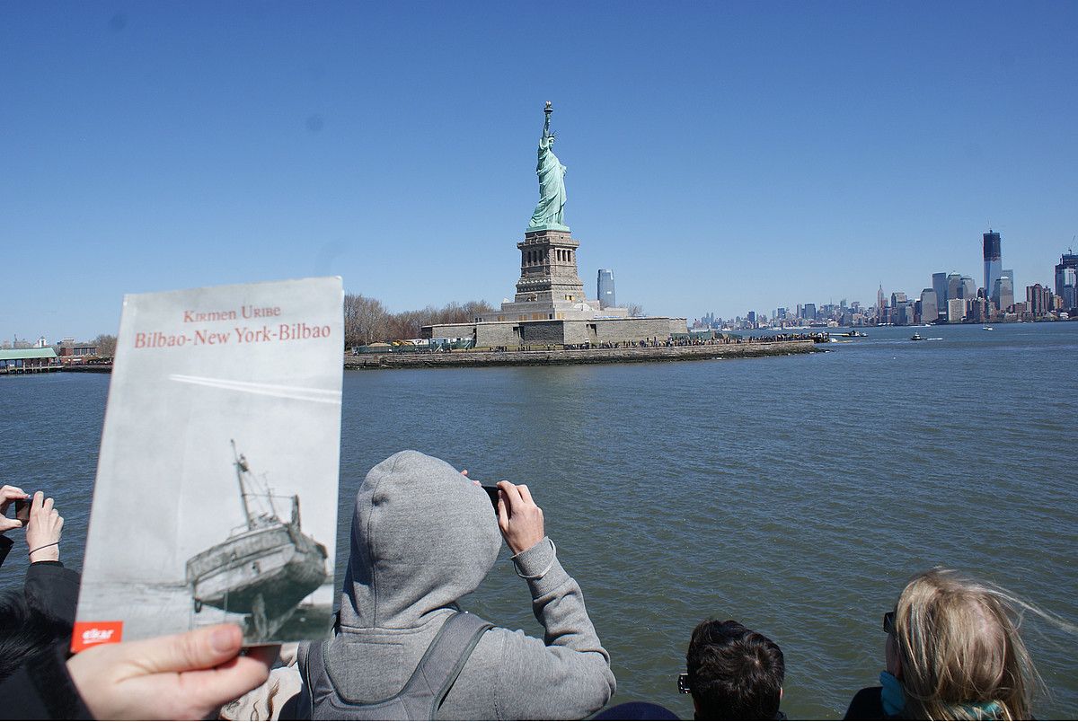 New Yorken utzitako Kirmen Uriberen eleberria noiz itzuliko zain daude Zabalburuko ikasleak. ZABALBURU IKASTETXEA.