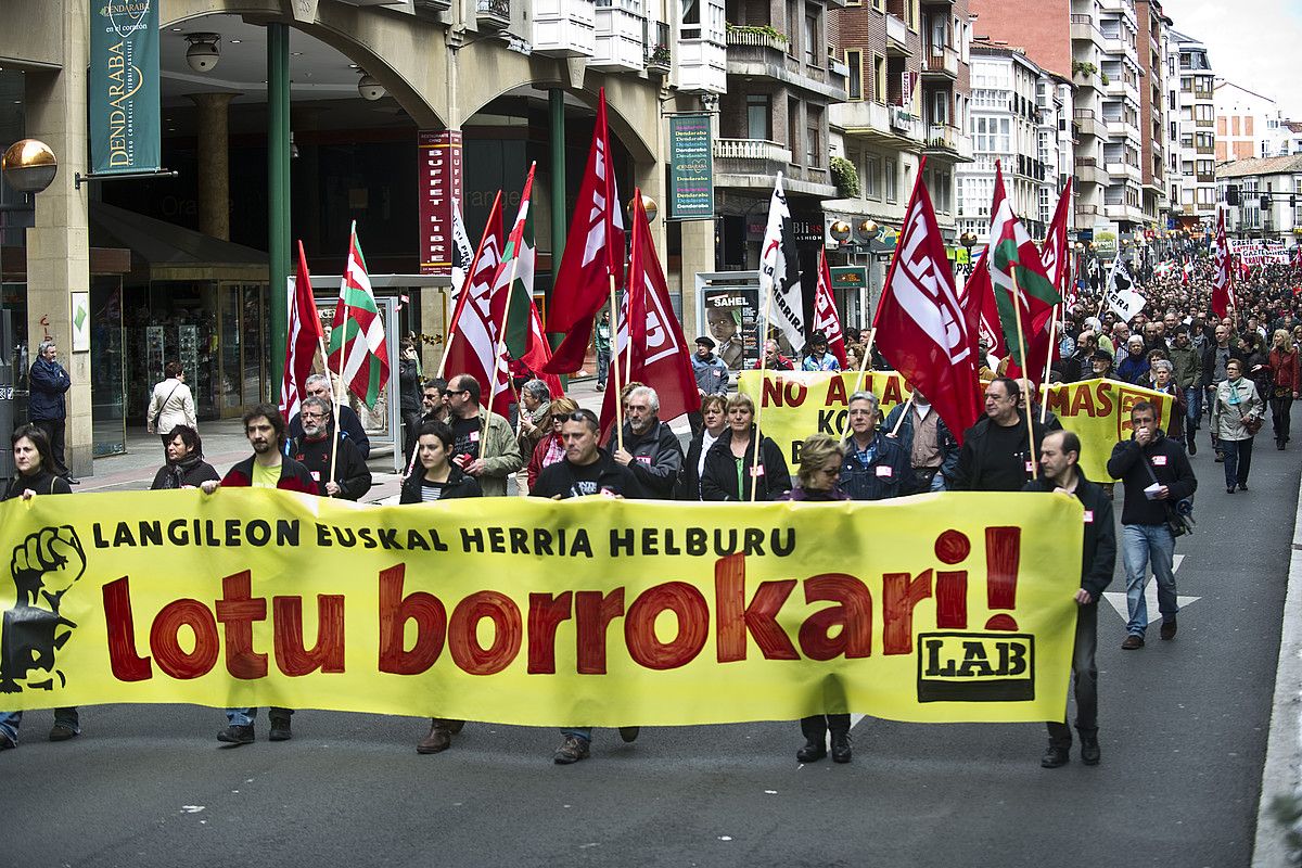 LABek deituta, Gasteizko kaleetan barrena atzo eguerdian egin zuten manifestazioa. Sindikatuaren arabera, 4.000 lagun bildu ziren. JUANAN RUIZ / ARGAZKI PRESS.