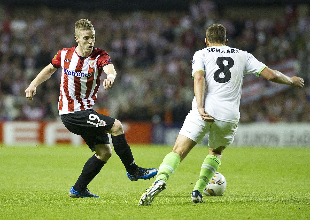 Iker Muniain Athleticekoa baloiarekin, Sporting Portugalgoaren aurka, San Mamesen. LUIS JAUREGIALTZO / ARGAZKI PRESS.