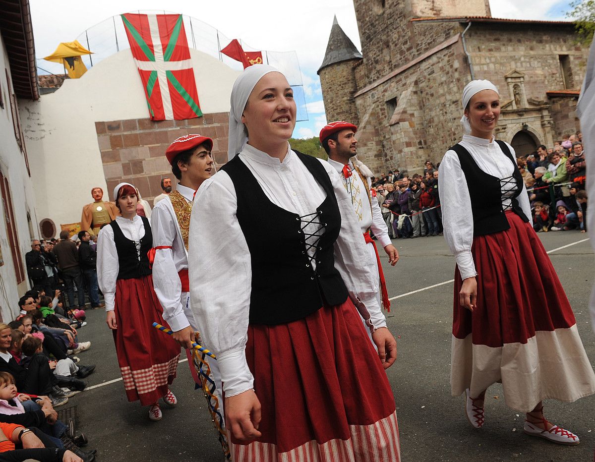 Dantzariek eta erraldoiek kolorez bete zuten goizean Baigorriko elizako plazan egindako ekitaldia. GAIZKA IROZ.