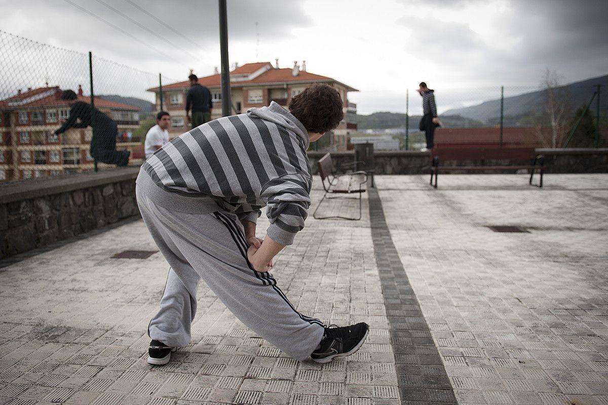 Astegunetan bakoitza bere kasa entrenatu ostean, asteburuetan, elkarrekin entrenatzeko elkartu ohi dira Irungo parkur zaleak. GARI GARAIALDE / ARGAZKI PRESS.