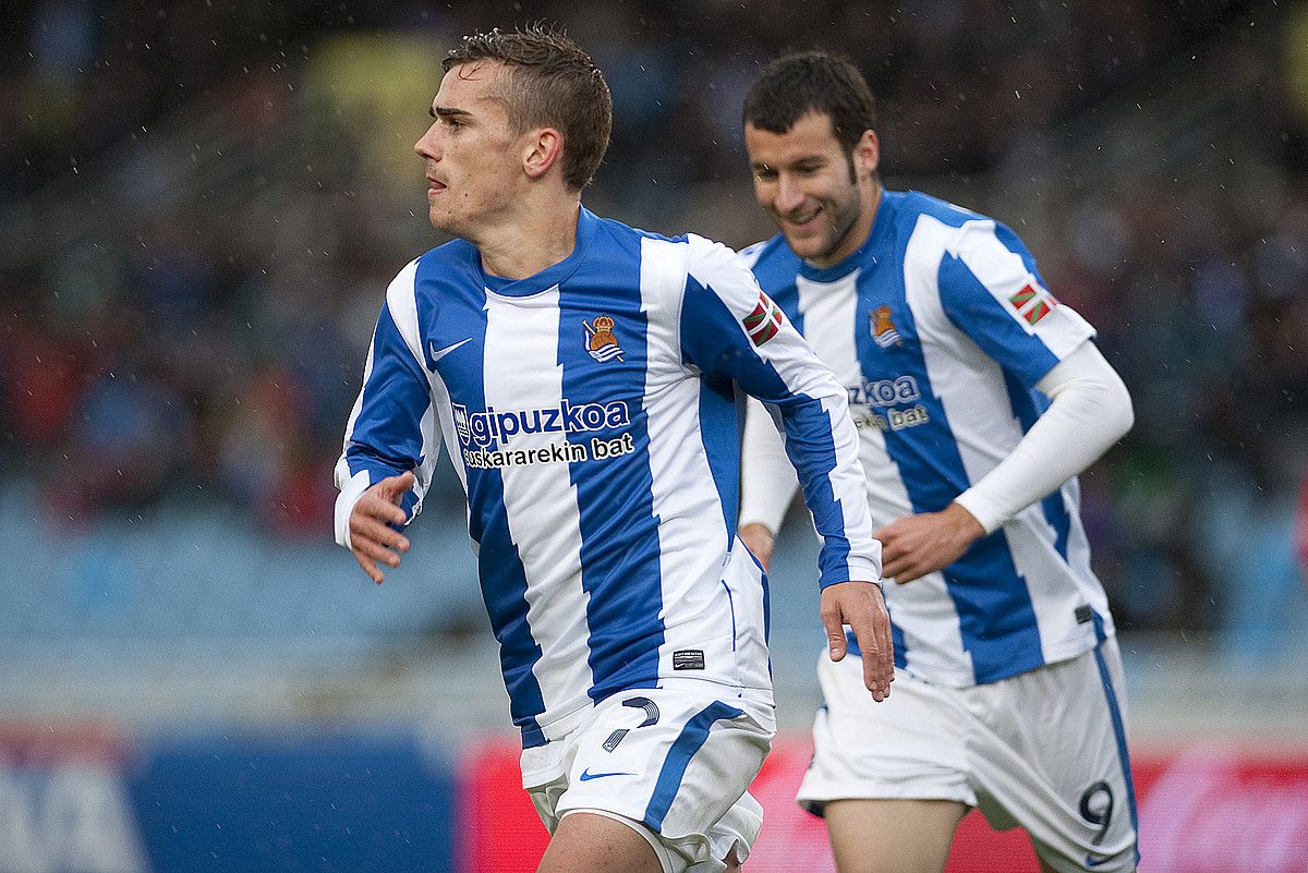 Antoine Griezmann, atzean Imanol Agirretxe duela, atzo sartutako bigarren gola ospatzen. JUAN CARLOS RUIZ / ARP.