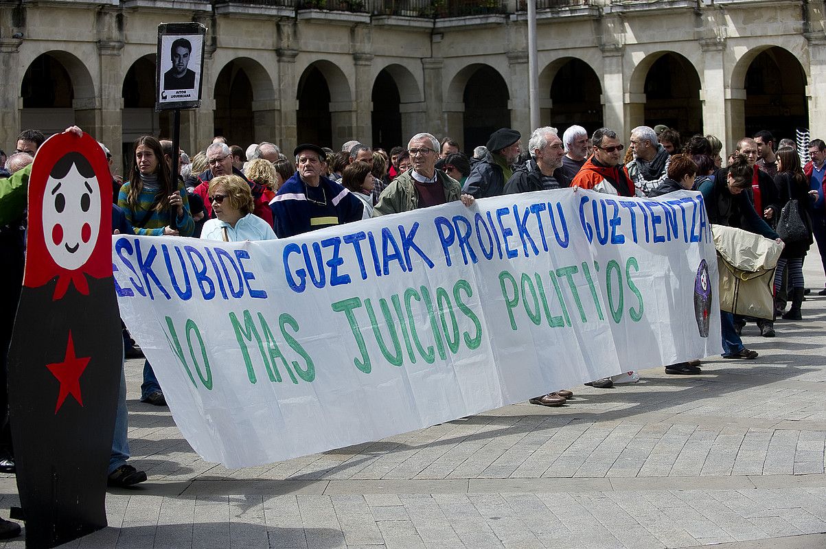 Astebeteko kanpaldia amaitu, eta elkarretaratzea egin zuten atzo, Gasteizko udaletxearen aurrean. R. BOGAJO / ARP.