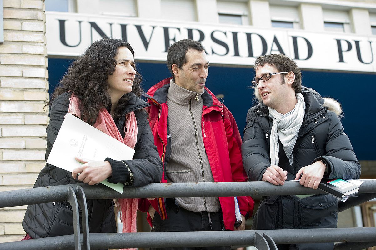 LABeko Ane Gil eta Patxi Abasolo, eta ELAko Ander Pascual, Sario eraikinaren aurrean, NUPen. IÑIGO URIZ / ARP.