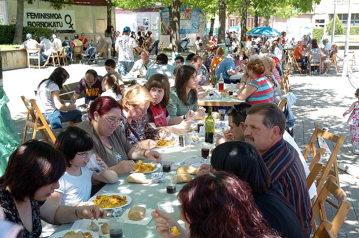 Festetako bigarren asteburuan egiten da herri bazkaria Matienan. JON HERNAEZ/ ARGAZKI PRESS.