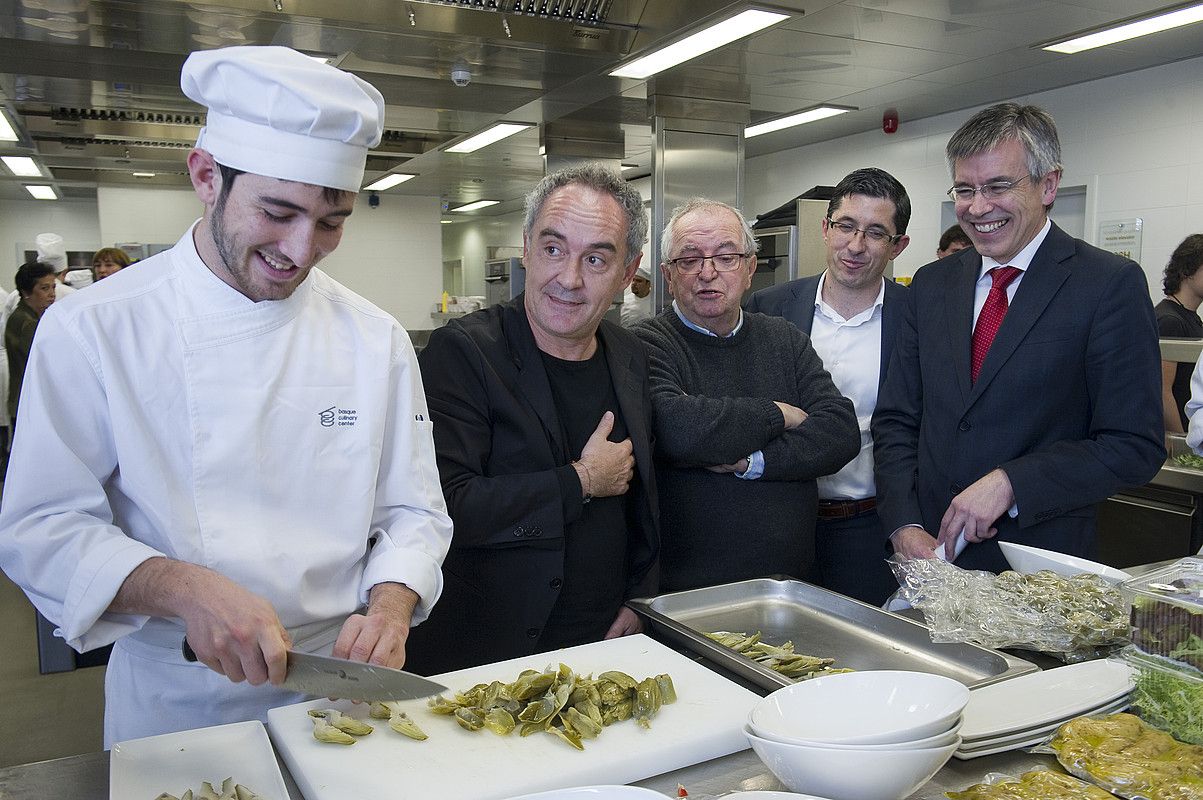 Ferra Adrian, Juan Mari Arzak, Joxe Mari Aizega eta Agustin Markaide, Basque Culinary Centerreko instalazioak bisitatzen. A. CANELLADA/ ARP.