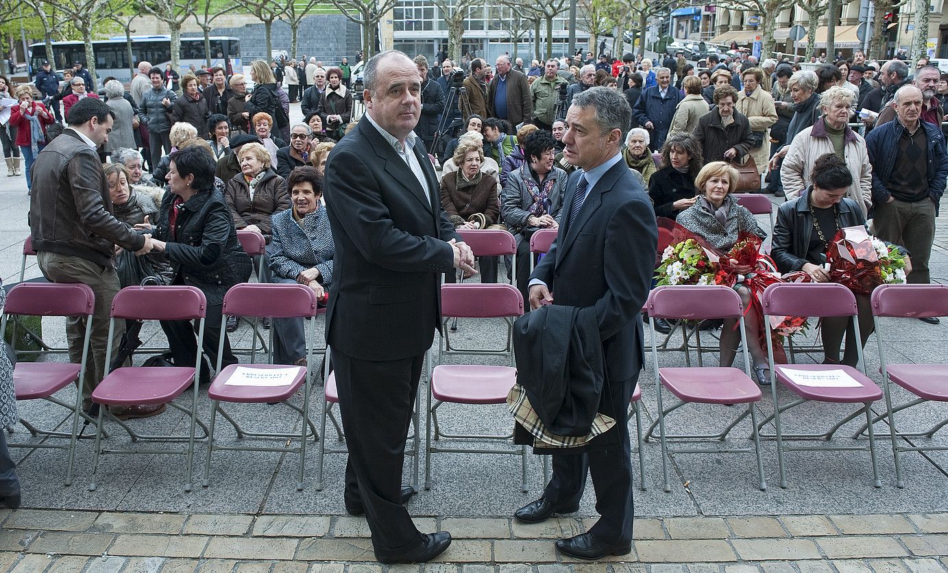 Joseba Egibar eta Iñigo Urkullu, atzo, Eibarko Unzaga plazan EAJk egin zuen ekitaldian. JON URBE / ARGAZKI PRESS.