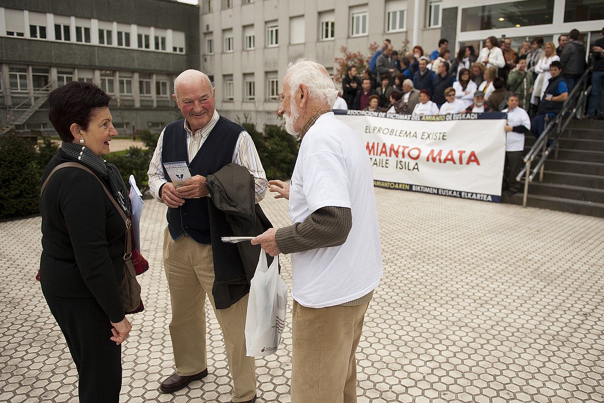 Asviamieko kideak, atzo, Donostia ospitalearen aurrean, amiantoari buruzko eskuorriak banatzen. GARI GARAIALDE / ARGAZKI PRESS.