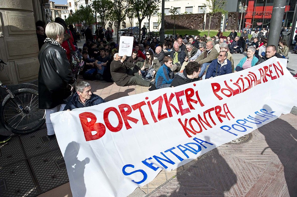 Aresek Nafarrateren kasuaren berri eman behar zuen garai bertsuan, polizia gehiegikeria salatzeko eserialdia egin zuten hainbat herritarrek Eusko Legebiltzarraren aurrealdean.. JUANAN RUIZ / ARGAZKI PRESS.