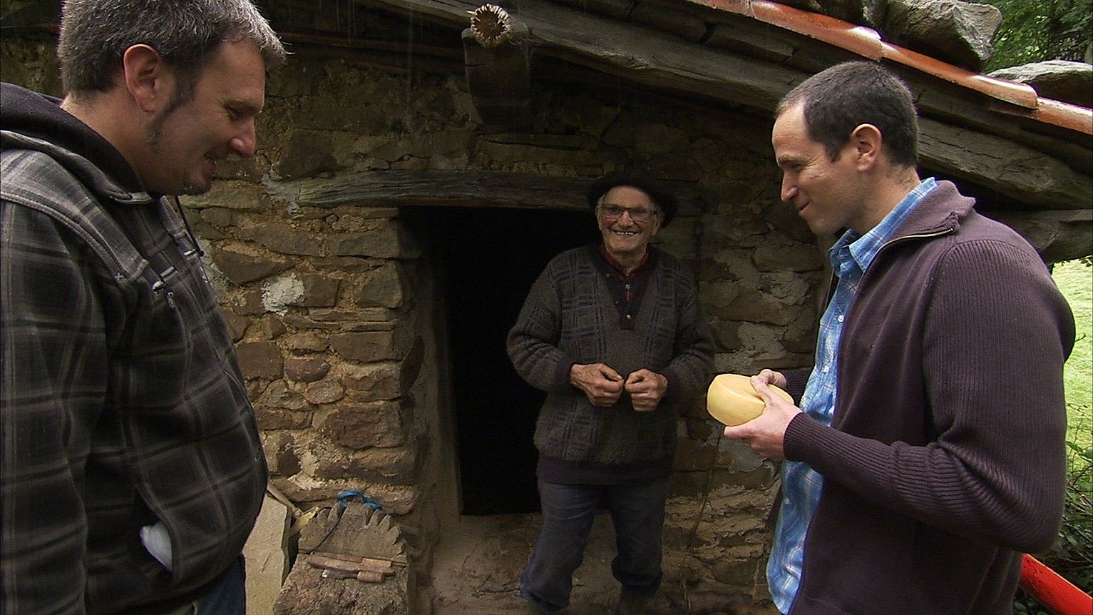 Jon Maia eta Angel Oiarbide, Idiazabalgo gaztagile batekin. GAZTA ZATI BAT.