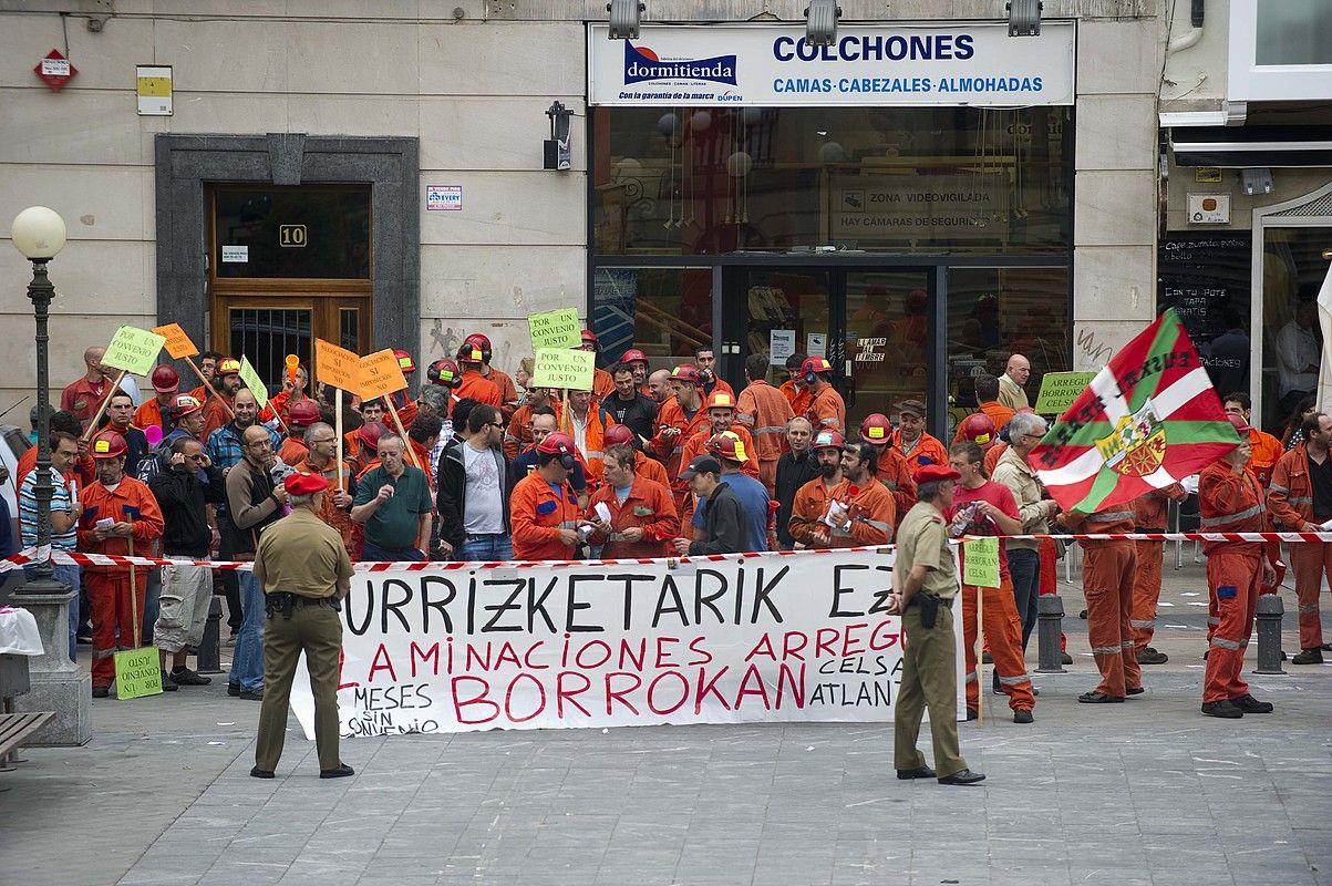 Celsa Atlanticeko langileek Arabako ahaldun nagusiaren inbestidura saioan eginiko protesta. JUANAN RUIZ / ARGAZKI PRESS.