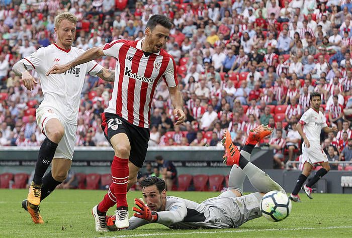 Aritz Aduriz Athleticeko aurrelaria Sergio Rico Sevillako atezainaren aurrean, gaurko partidan, San Mamesen. MIGUEL TOñA, EFE