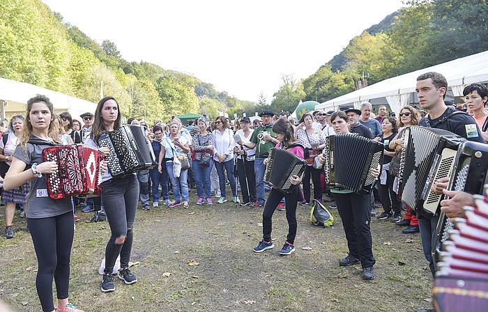 Triktilariak Nafarroa Oinezeko ibilbideko giroa alaitzen, Lesakan. IDOIA ZABALETA, ARGAZKI PRESS