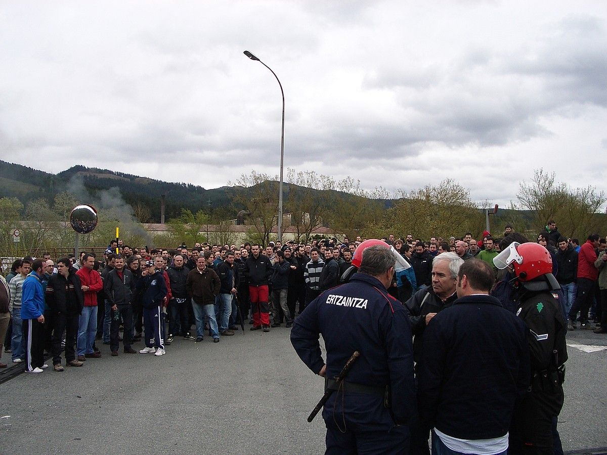 Tubos Reunidoseko langile bat ertzainekin hitz egiten, atzo eguerdian. BERRIA.