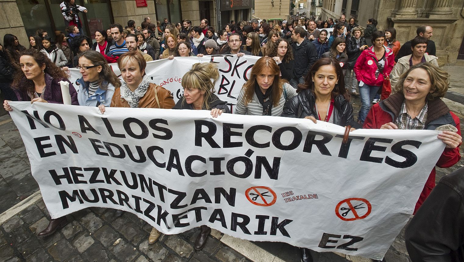 Urrian protesta egin zuten Nafarroako irakasleek, institutuetako maisu-maistrei eskola ordu bat gehiago ezarri zietela salatzeko. L. F. ARROIABE / ARP.