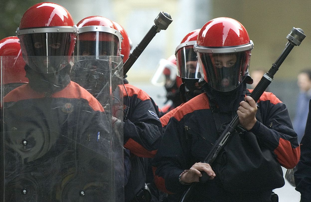 Ertzainak, gomazko pilotak jaurtitzeko eskopetekin, artxiboko irudi batean. ANDONI CANELLADA / ARGAZKI PRESS.