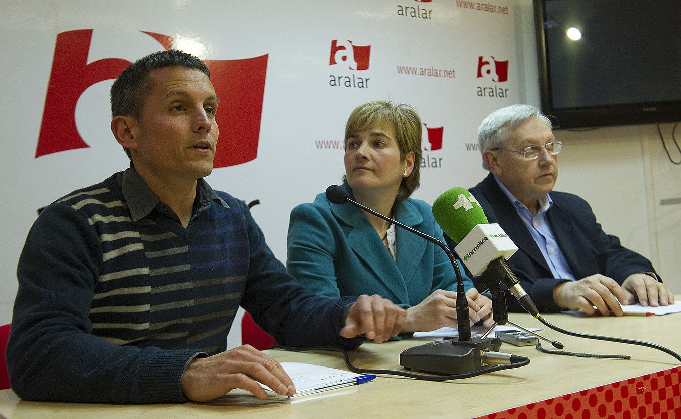 Dani Maeztu, Rebeka Ubera eta Patxi Zabaleta atzo Donostian egindako agerraldian. ANDONI CANELLADA / ARGAZKI PRESS.