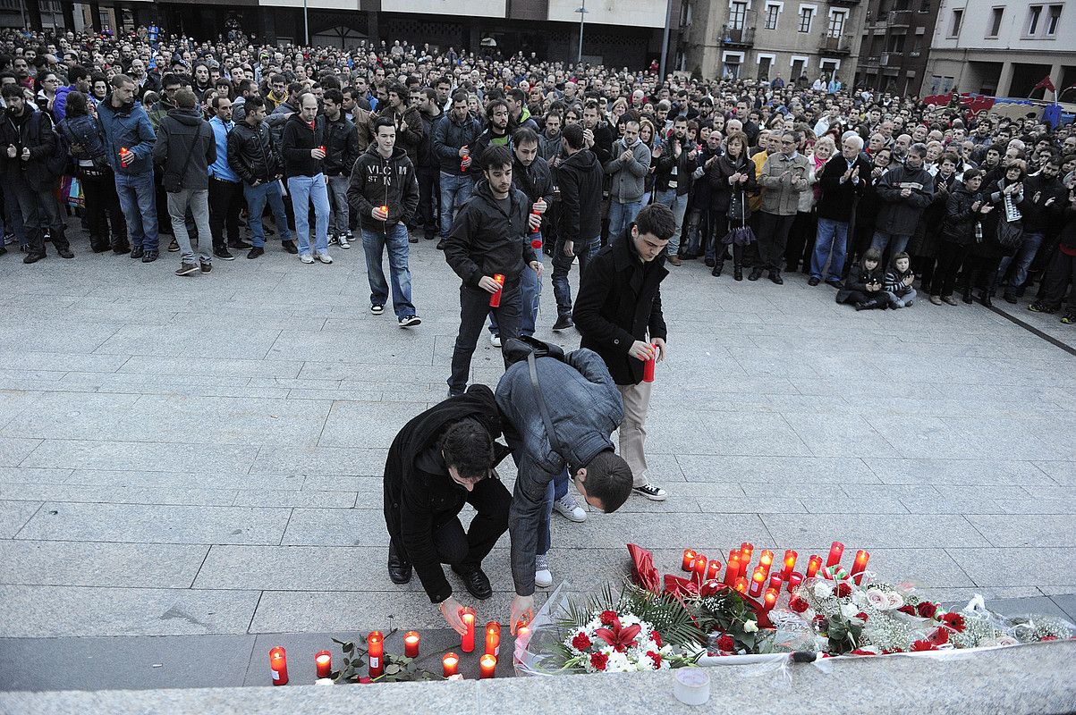 Iñigo Cabacas gaztearen heriotza salatzeko Basaurin herenegun egindako elkarretaratze isila. MONIKA DEL VALLE / ARGAZKI PRESS.