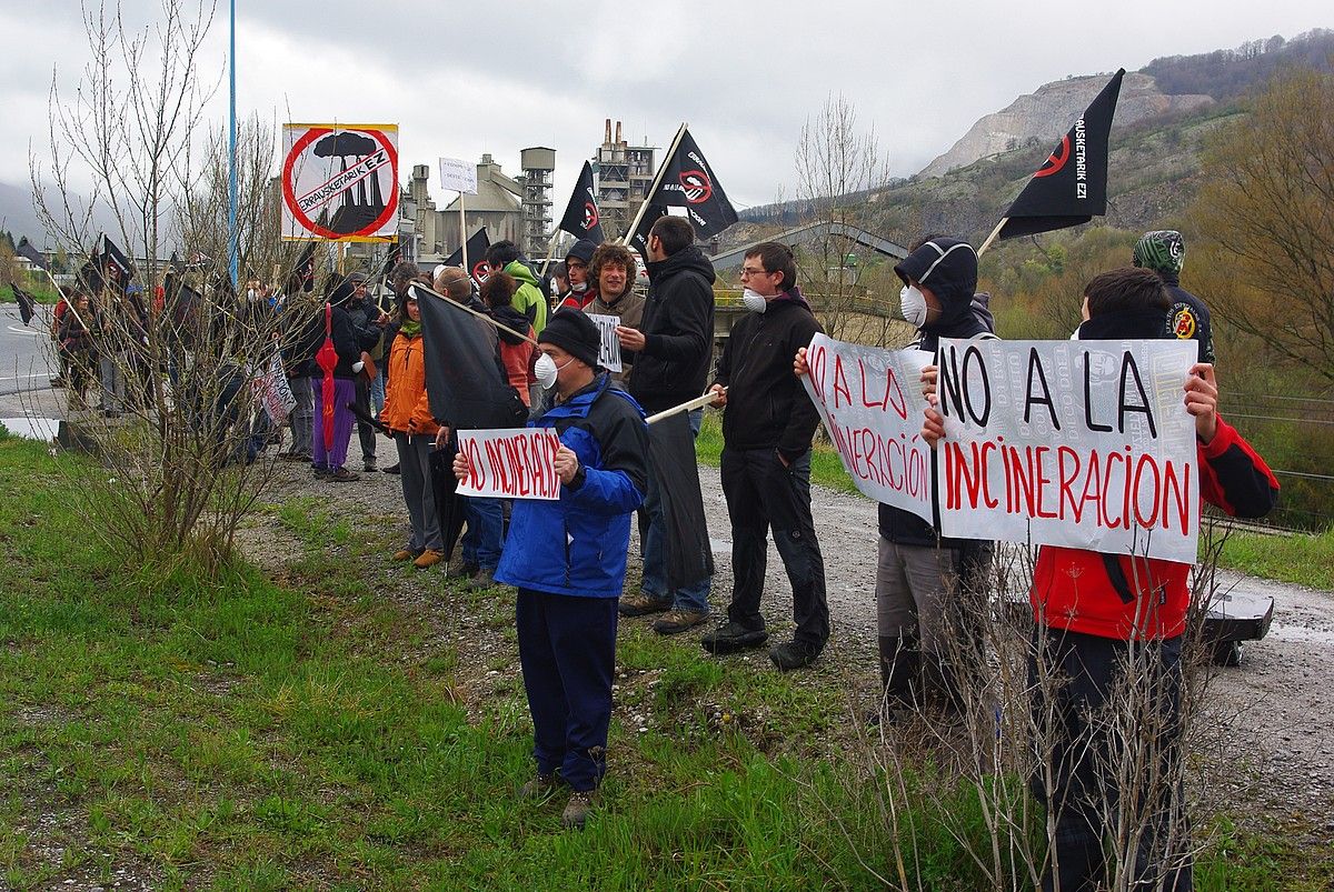 Hiru Mugak Batera Plataformako kideen protesta, atzo, Portland enpresaren atarian. BERRIA.