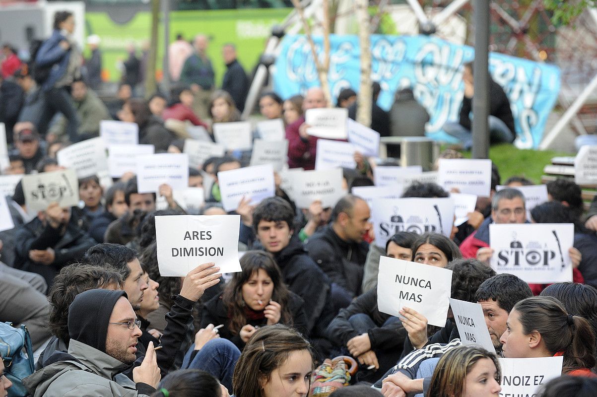 Ehunka pertsonak bete zuten Zabalburu plaza, eserita, Ertzaintzaren bortizkeriaren aurka egindako protestan. MONIKA DEL VALLE / ARGAZKI PRESS.