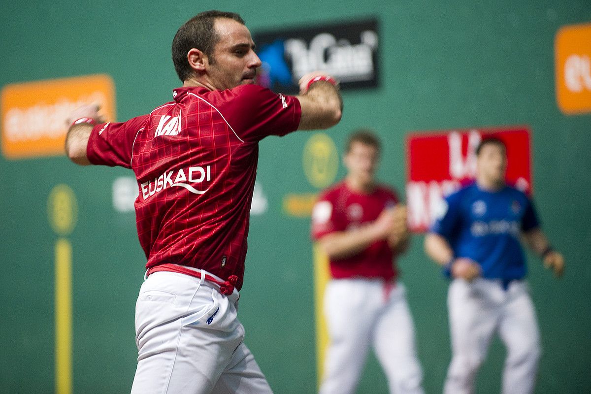 Xala, pilota jitzen, Beroiz eta Laskurain begira dituela, Gasteizko Ogeta pilotalekuan. JUANAN RUIZ / ARGAZKI PRESS.