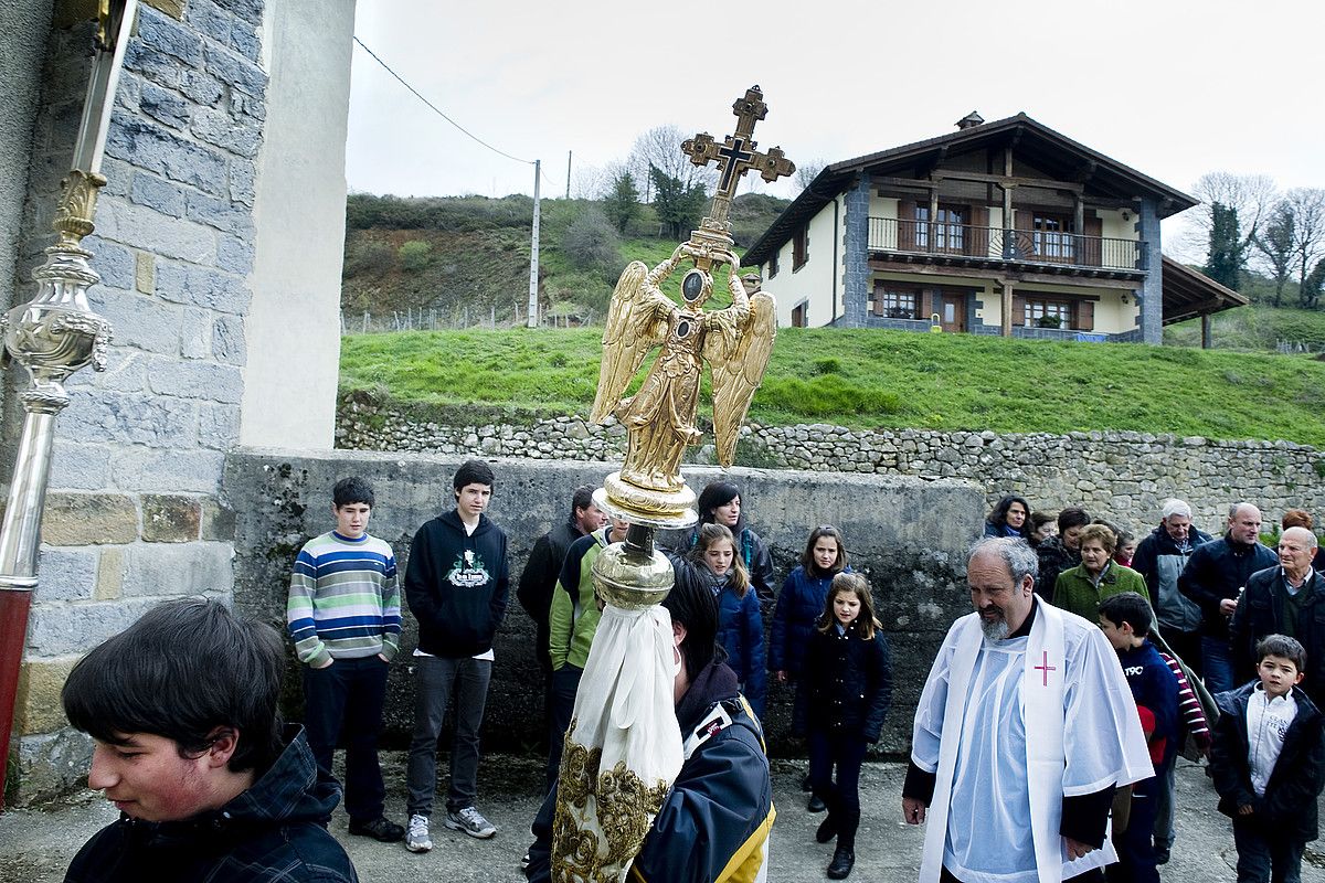 Done Mikel goiaingeruaren irudia Etxarri-Larraunera heldu zenean, atzo. IÑIGO URIZ / ARGAZKI PRESS.