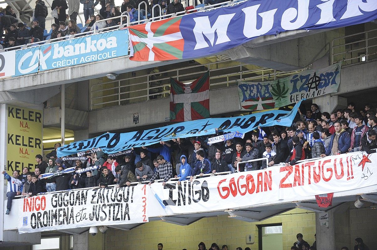 Iñigo Cabacas gaztearen heriotza salatzeko pankartak, atzo, Anoeta estadioan. JON URBE / ARGAZKI PRESS.