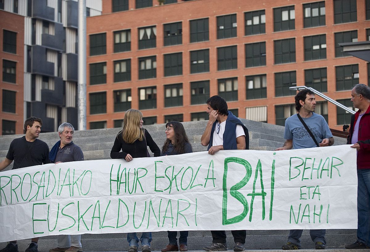 Iruñeko Arrosadiako gurasoen protesta, iazko urrian. J. MANTEROLA / ARGAZKI PRESS.