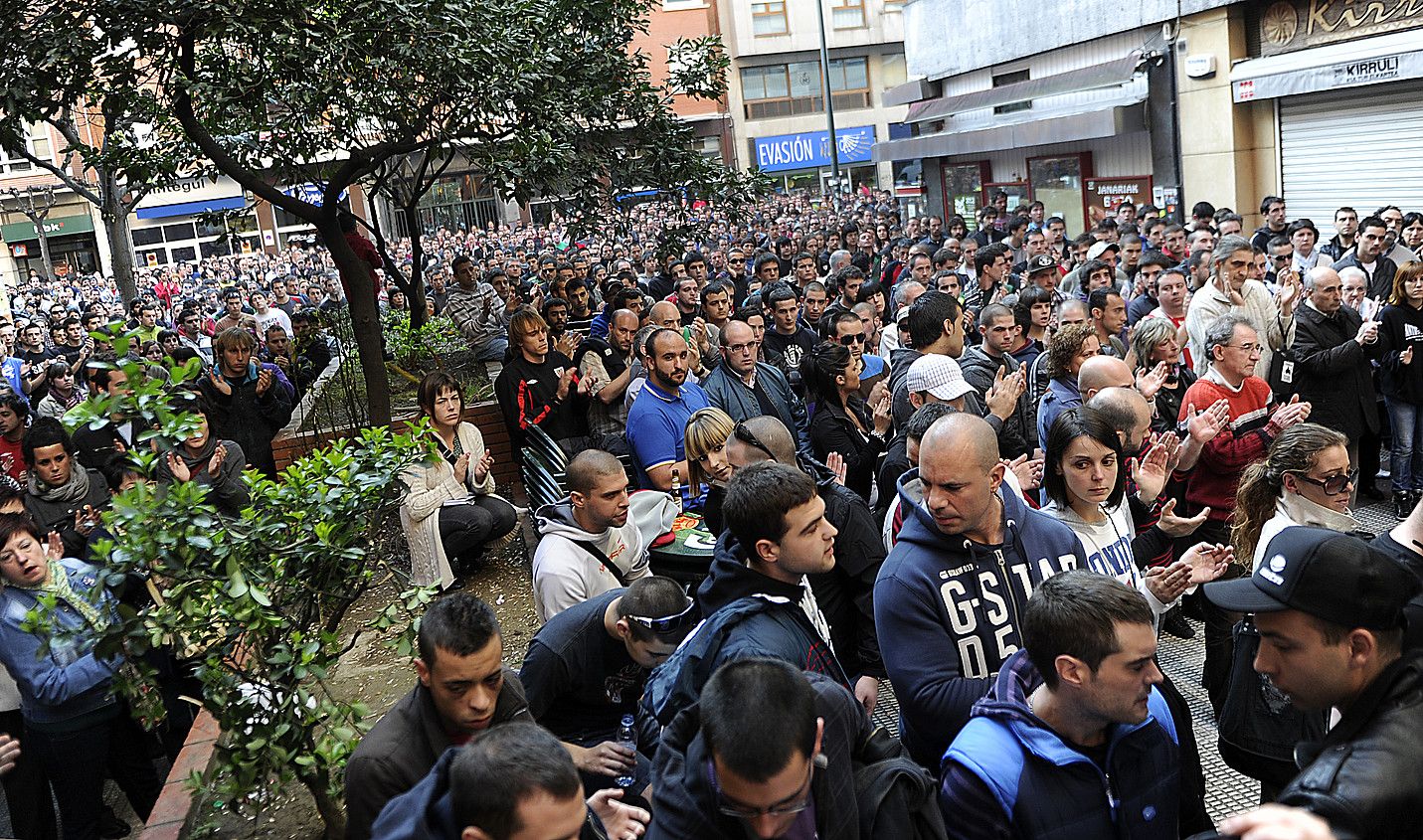 Jendetza handia batu zen atzo arratsean Bilbon, Maria Diaz de Haro kalean, Iñigo Cabacas zauritu zuten lekuan, heriotzarengatik protesta egiteko. MARISOL RAMIREZ / ARGAZKI PRESS.