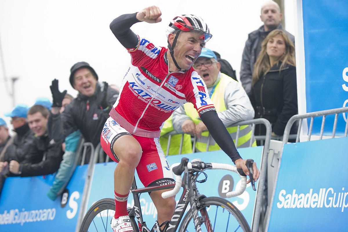 Joaquim Rodriguez txirrindulari kataluniarra (Katuxa), eskuin eskua altxatzen, Ibardin gaineko helmugan, Itzuliko laugarren etapa irabazi berritan. ANDONI CANELLADA / ARGAZKI PRESS.