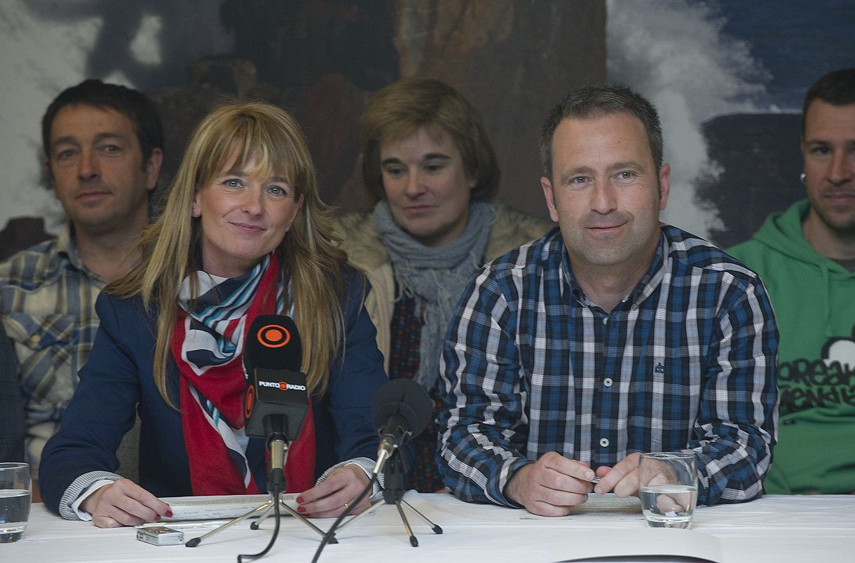 Ainhoa Zabalo Lezoko alkatea eta Iñaki Agirrezabala Zumaiakoa, atzoko agerraldian, Donostian. A. CANELLADA / A. PRESS.